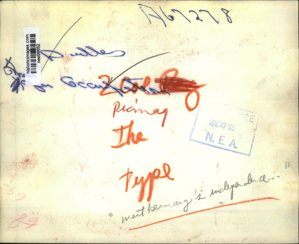 1955 Press Photo Pres.Dwight Eisenhower signed his Historic Allied Agreement