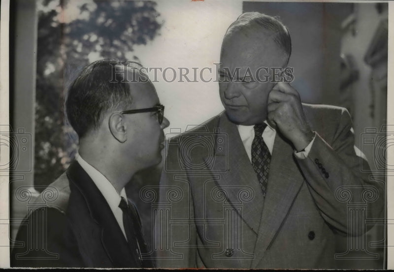 Load image into Gallery viewer, 1954 Press Photo Pres.Eisenhower in serious conversation with Sen.Charles Potter
