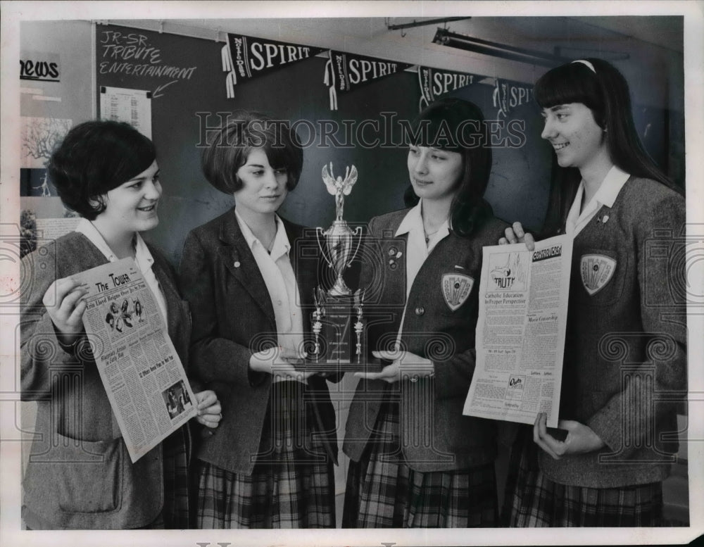 Press Photo Notre Dame Academy Journalism Class and School Paper Editors