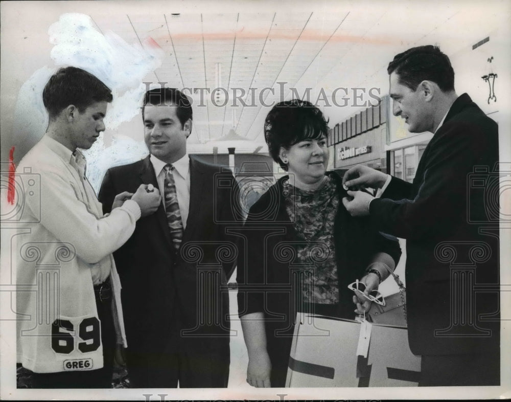 1969 Press Photo Richmond Mall Shoppers Receive Ballot Buttons, Richmond, OH
