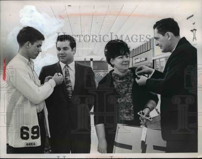 Load image into Gallery viewer, 1969 Press Photo Richmond Mall Shoppers Receive Ballot Buttons, Richmond, OH
