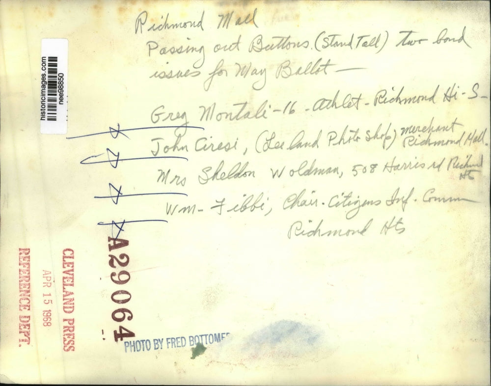 1969 Press Photo Richmond Mall Shoppers Receive Ballot Buttons, Richmond, OH