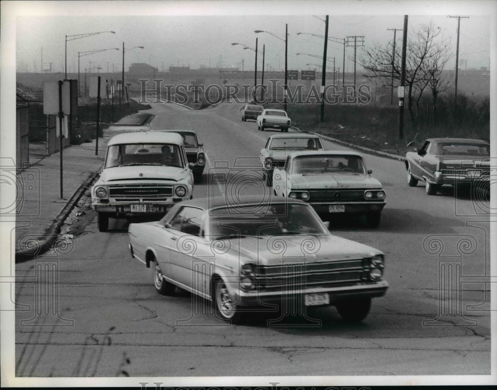 1970 Press Photo Cars Turn off I-290 onto E. 55th, Cleveland, OH - nee98938