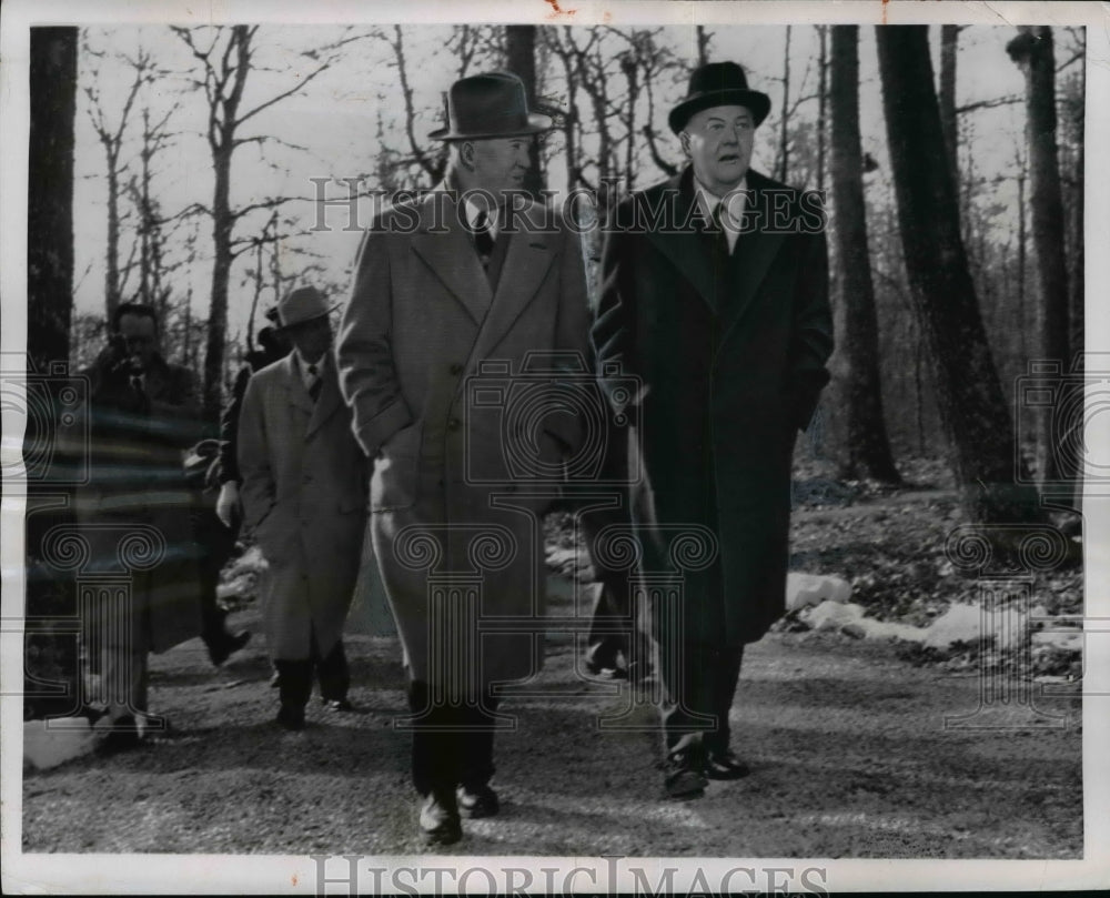 1955 Press Photo Dwight Eisenhower Walks from Cottage at Laurel Lodge