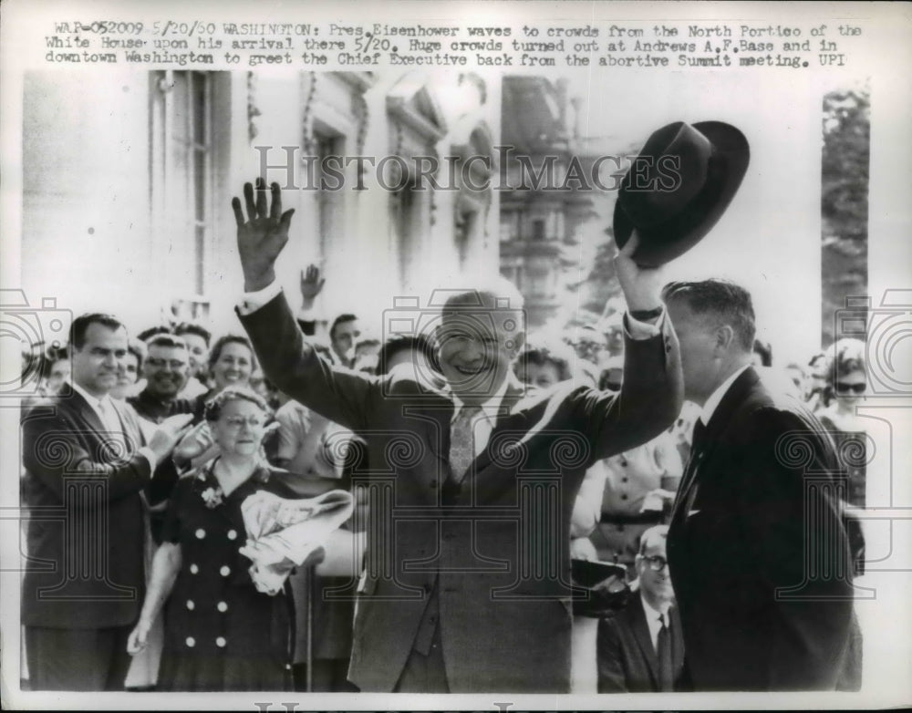 1960 Press Photo Pres.Eisenhower waves from the North Potico of the White House