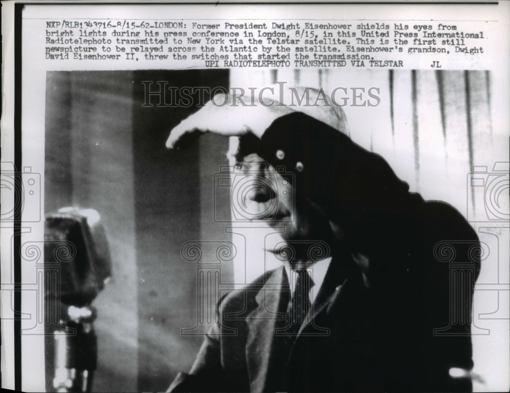 1962 Press Photo Dwight Eisenhower Shields His Eyes at London Press Conference