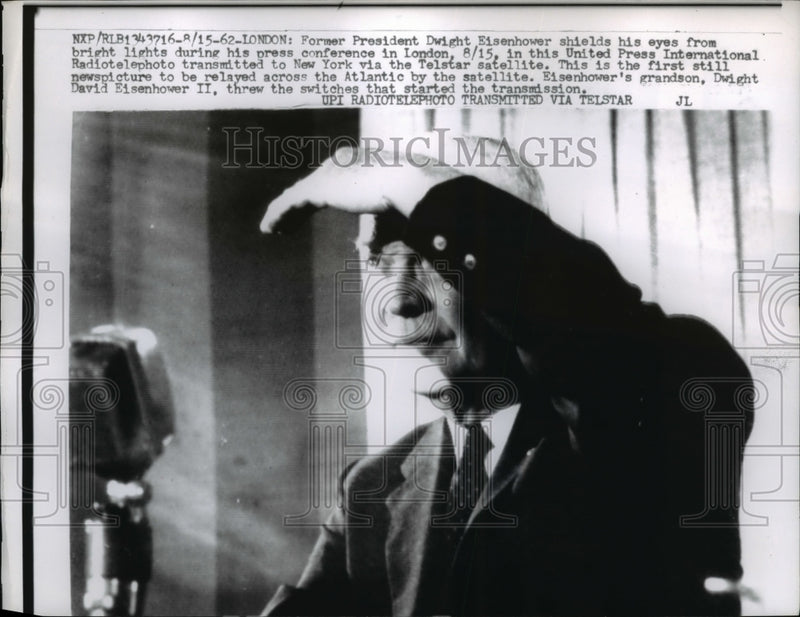 Load image into Gallery viewer, 1962 Press Photo Dwight Eisenhower Shields His Eyes at London Press Conference
