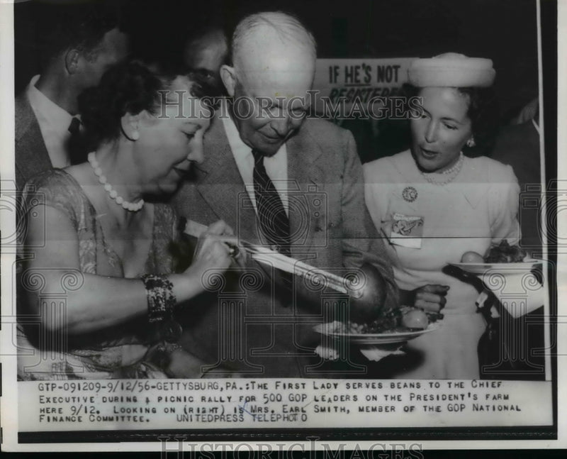 Load image into Gallery viewer, 1956 Press Photo Pres.Eisenhower during Picnic rally for 500 GOP Leaders
