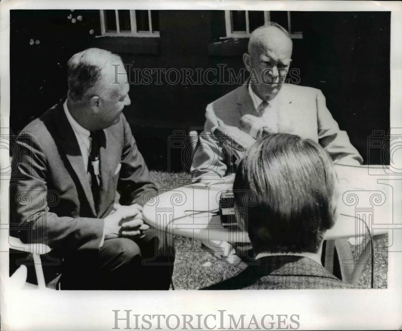 Load image into Gallery viewer, 1968 Press Photo Pres.Eisenhower meet with Dr. Lax Rafforty at Palm Spring

