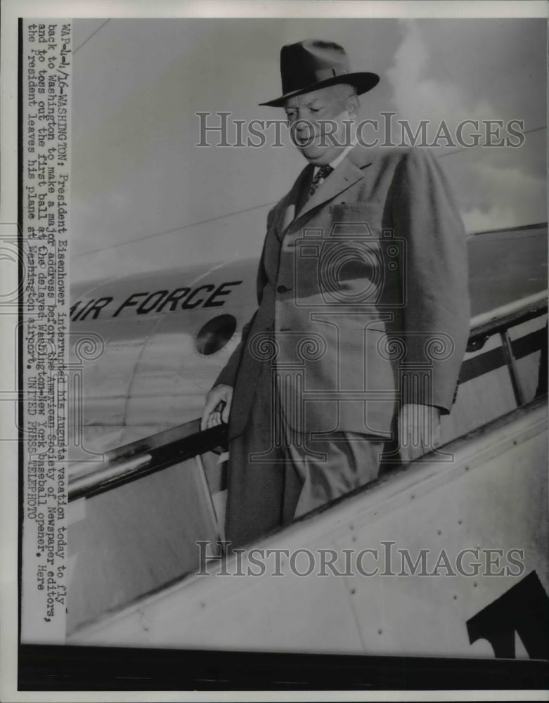 Load image into Gallery viewer, 1953 Press Photo Pres.Dwight Eisenhower leaves plane at Washington Airport
