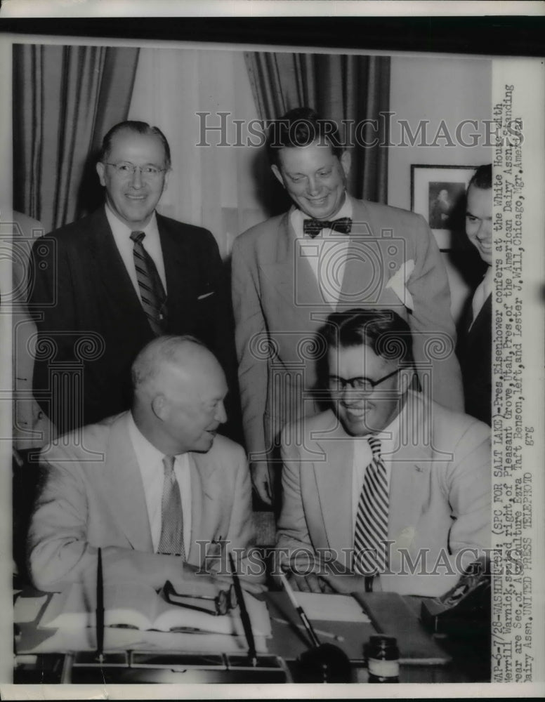 1953 Press Photo President Dwight D. Eisenhower with Dairy Industry Executives