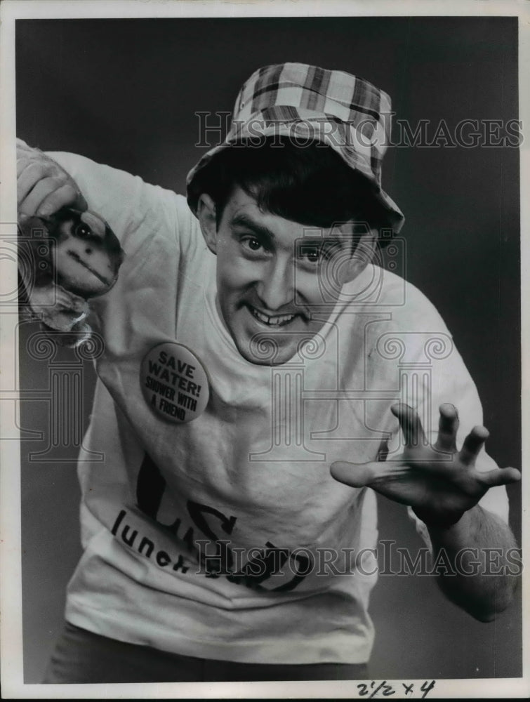 1966 Press Photo Martin R. Harding, III Wearing "Save Water!" Button - nee99116