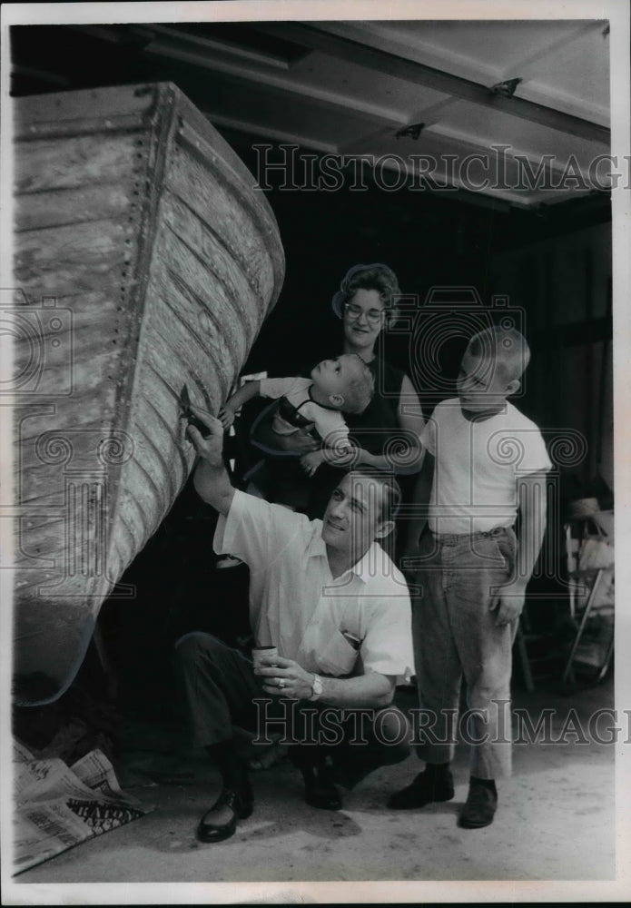 Press Photo M.G. Heisler & Family Beside Wooden Boat - nee99121