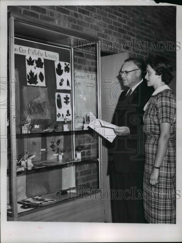 1959 Press Photo Superintendent O.E. Hill, Teacher Inspect School Exhibit