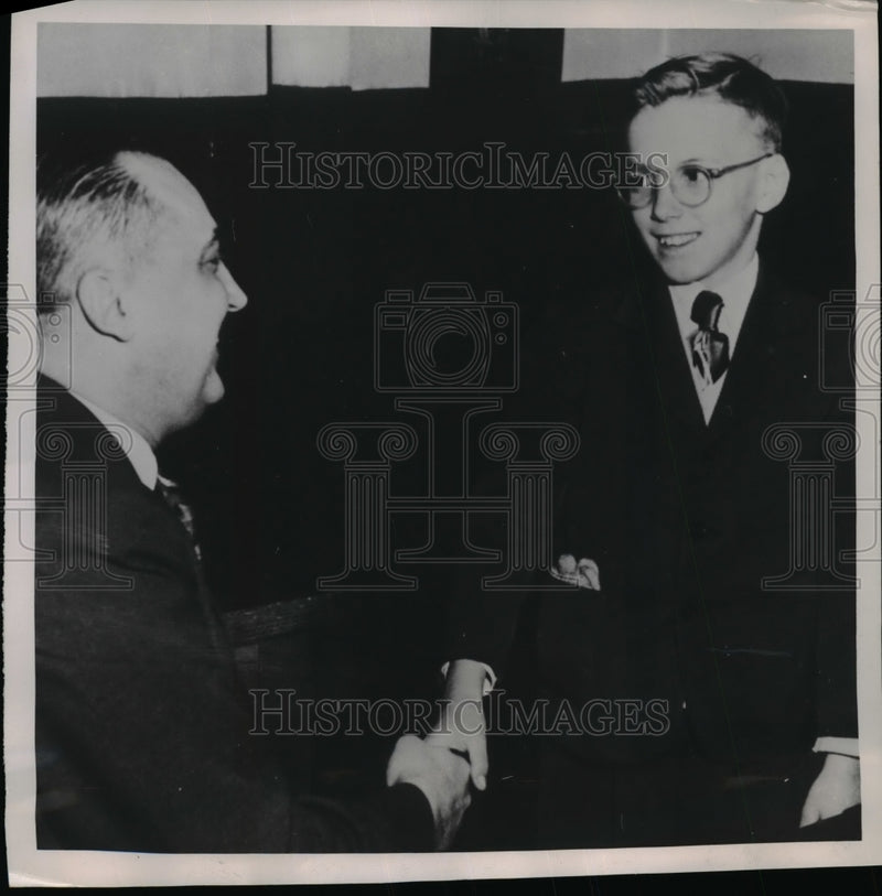 Load image into Gallery viewer, 1952 Press Photo Kidnapping Victim Charley Joe Tipp (Bonnie Thompson), Judge
