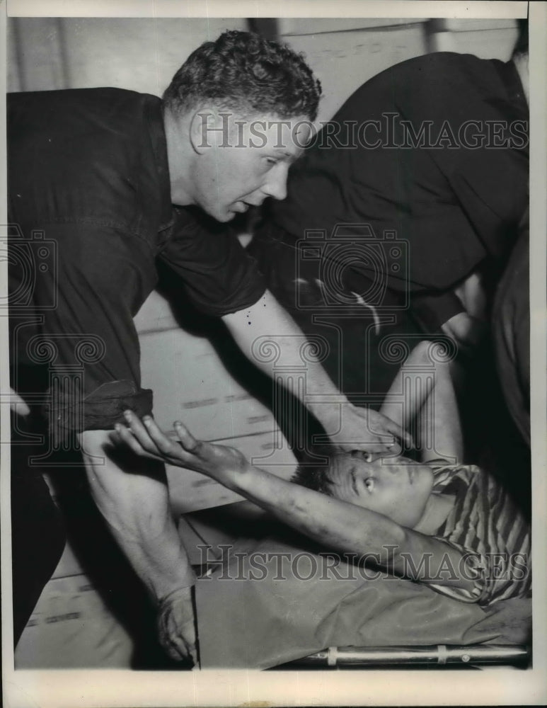 1948 Press Photo Chicago Boy Charles Tannen After Rescue from Elevator Shaft