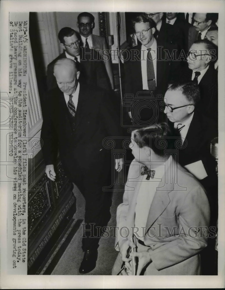 Load image into Gallery viewer, 1953 Press Photo Dwight Eisenhower Files Past Reporters Old State Dept Building
