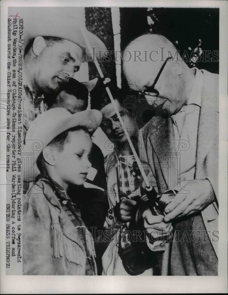 1953 Press Photo Dwight Eisenhower Helps Son of Reporter with Fishing Rod