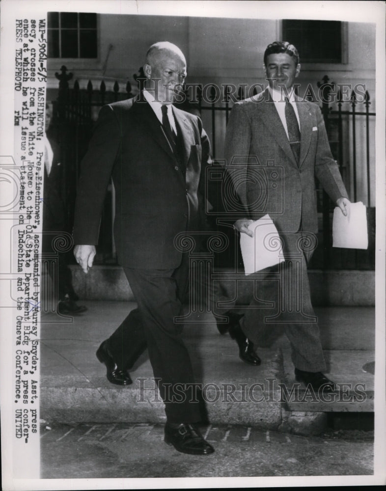 Load image into Gallery viewer, 1954 Press Photo Pres.Eisenhower with his Asst. Pres.Sec. Murray Snyder
