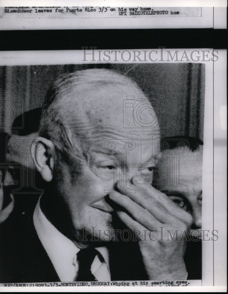 1960 Press Photo Pres.Dwight Eisenhower wiping at his smarting eyes - nee99386