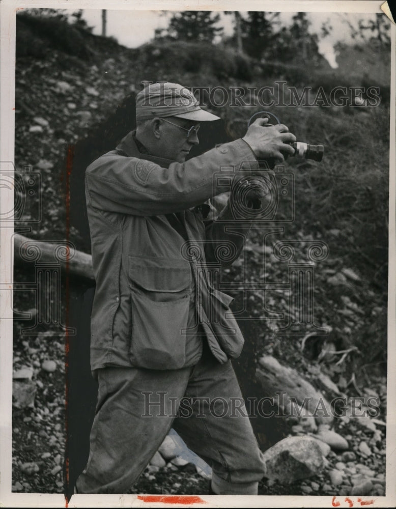 1949 Press Photo Albert D. Simmons Takes Movies with Handheld Camera - nee99435