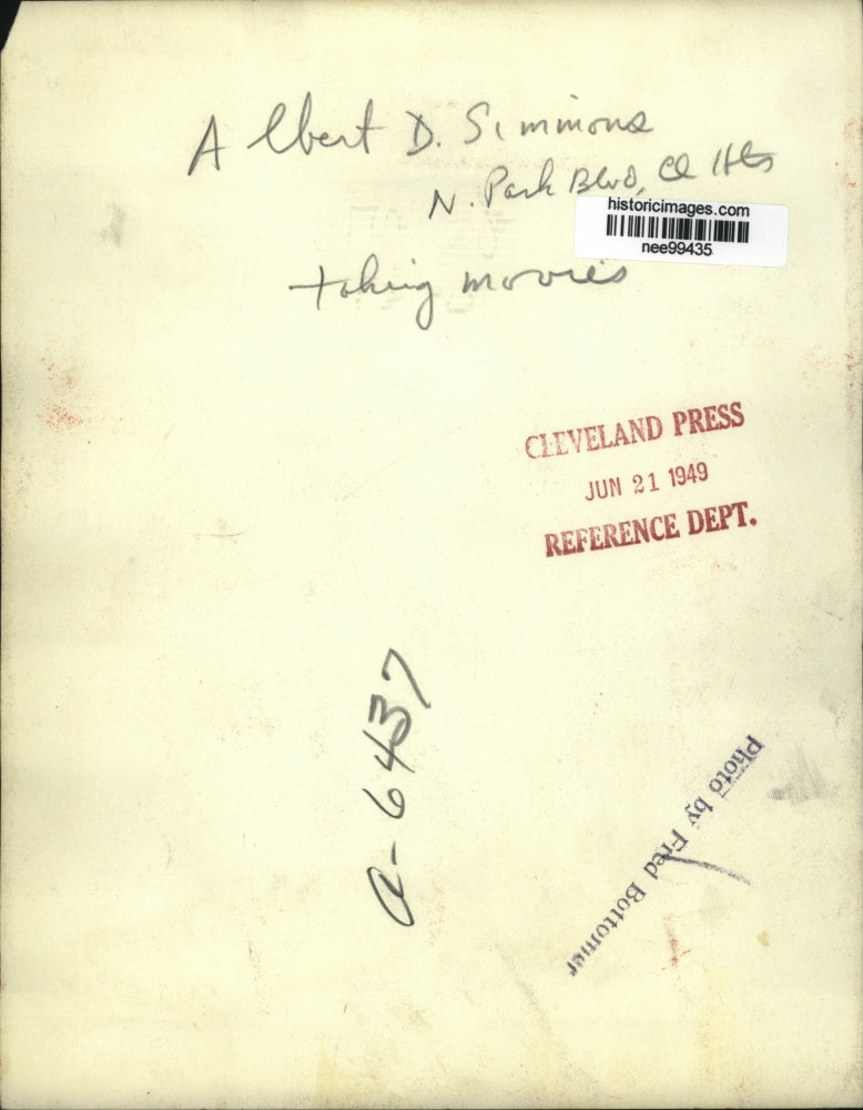 1949 Press Photo Albert D. Simmons Takes Movies with Handheld Camera - nee99435