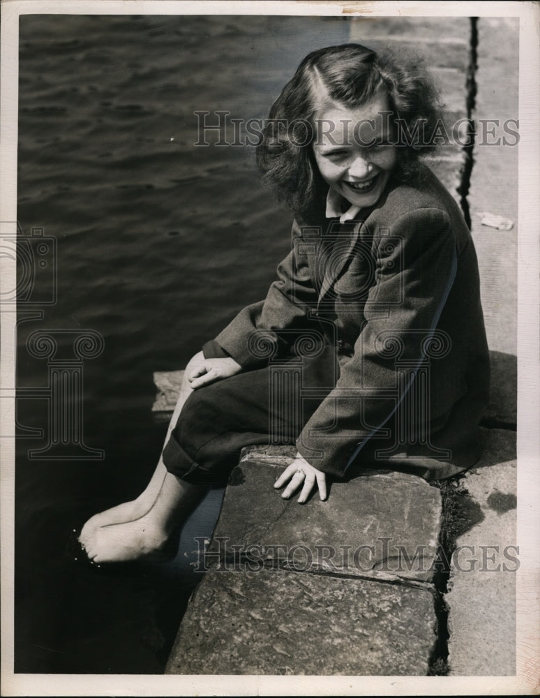 1949 Press Photo Barbara Kelly and Hough Ave School at Wade Park - nee99454