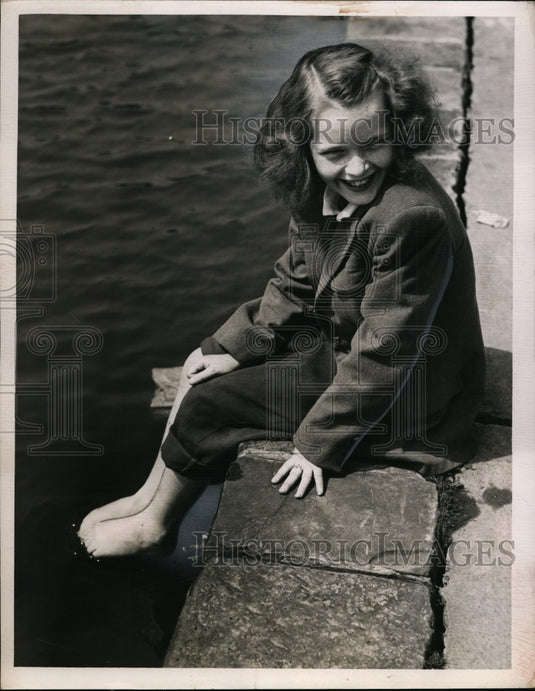 1949 Press Photo Barbara Kelly and Hough Ave School at Wade Park - nee99454