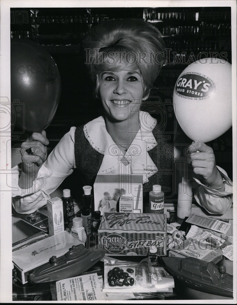 Load image into Gallery viewer, 1965 Press Photo Martha Joseph of Gray Drugstore Employee with free giveaway
