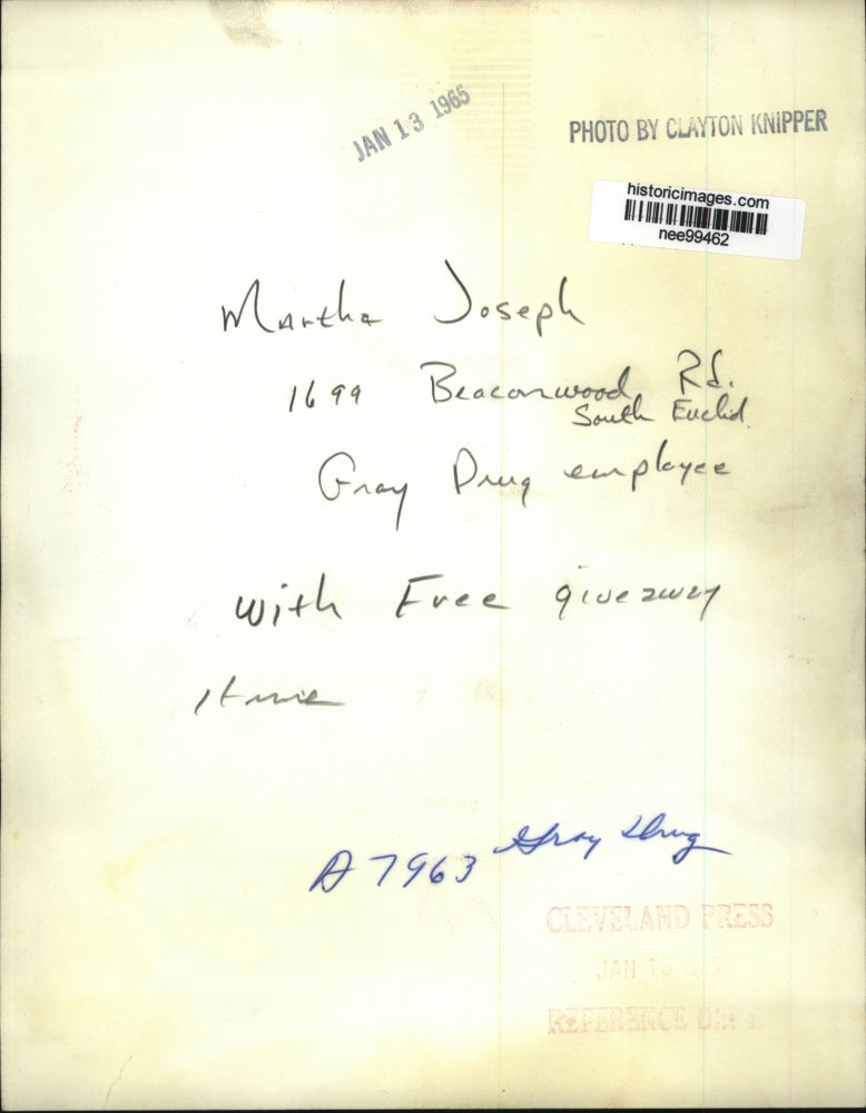 1965 Press Photo Martha Joseph of Gray Drugstore Employee with free giveaway