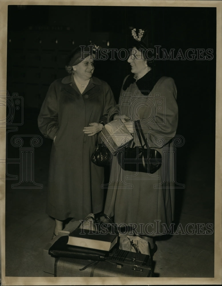 Load image into Gallery viewer, 1950 Press Photo Mrs.Eva Rogo and Mrs. James Stagmitti - nee99469
