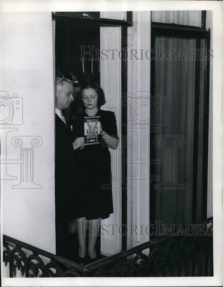 1942 Press Photo Gov. and Mrs Dwight H.Green place V Home sticker in the window