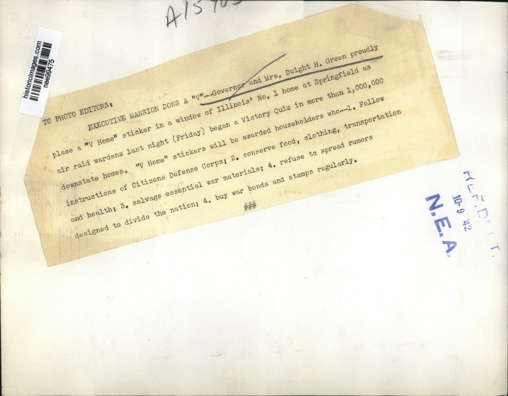 1942 Press Photo Gov. and Mrs Dwight H.Green place V Home sticker in the window