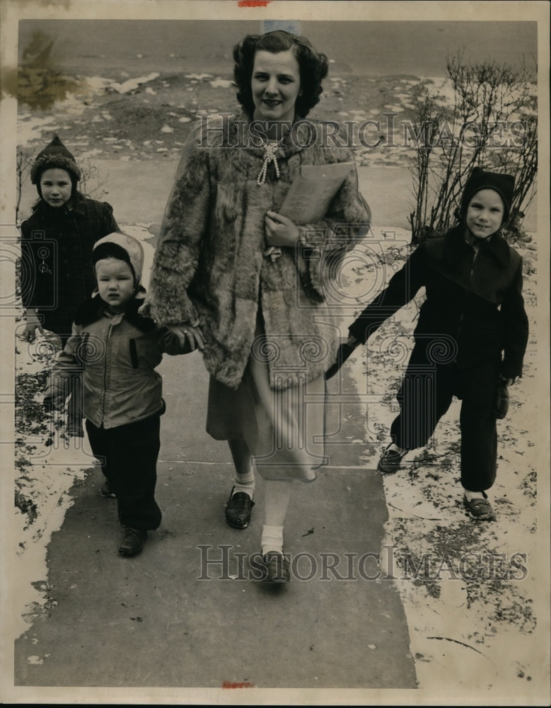 1950 Press Photo Mrs. Jack McGinnis Walks in the Snow with Children - nee99491