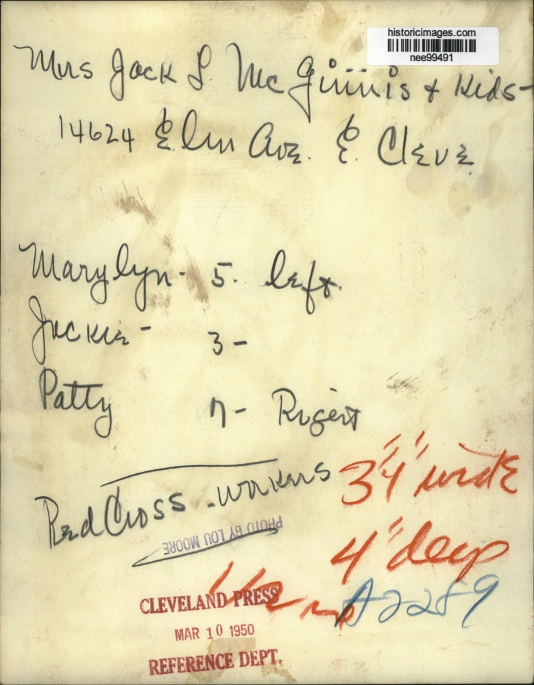 1950 Press Photo Mrs. Jack McGinnis Walks in the Snow with Children - nee99491