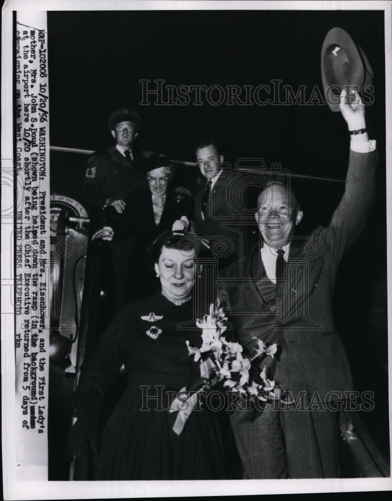 1956 Press Photo Pres.and Mrs.Eisenhower returned from Campaign Tour