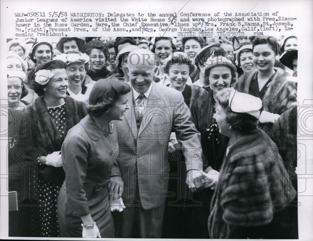 1958 Press Photo Pres.Eisenhower with delegates of Junior League of America- Historic Images