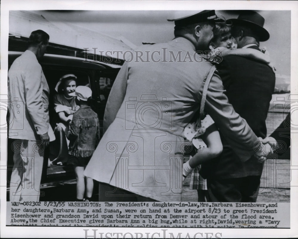 1955 Press Photo President Dwight D. Eisenhower & Family at D.C. Airport
