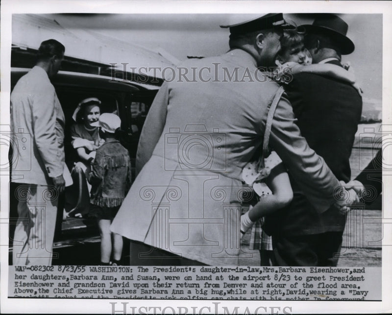 Load image into Gallery viewer, 1955 Press Photo President Dwight D. Eisenhower &amp; Family at D.C. Airport
