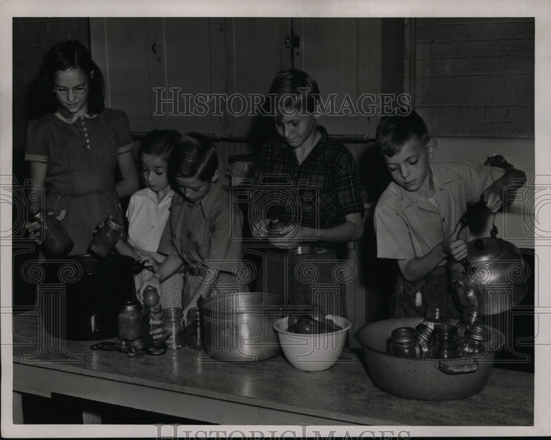Load image into Gallery viewer, 1946 Press Photo Children Canning Food - nee99696
