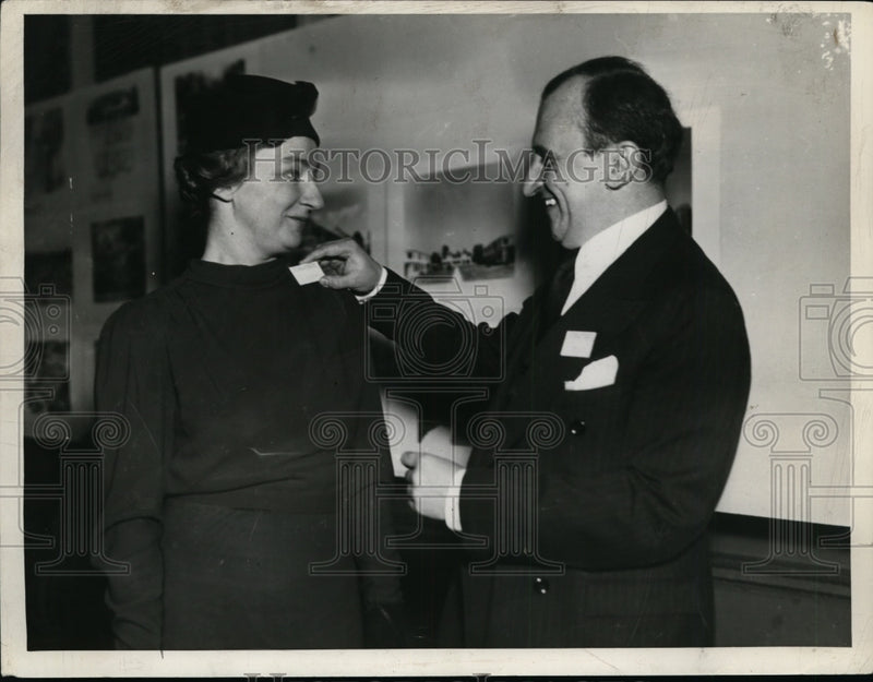 Load image into Gallery viewer, 1937 Press Photo Mrs. W.E. Kirwan, Ernest J. Bohn at Ohio Event - nee99702
