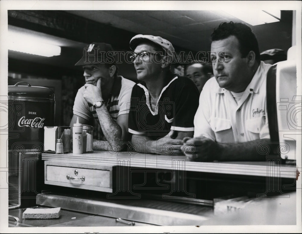 1957 Press Photo Highlan Restaurant Customer John Rist, Others - nee99705