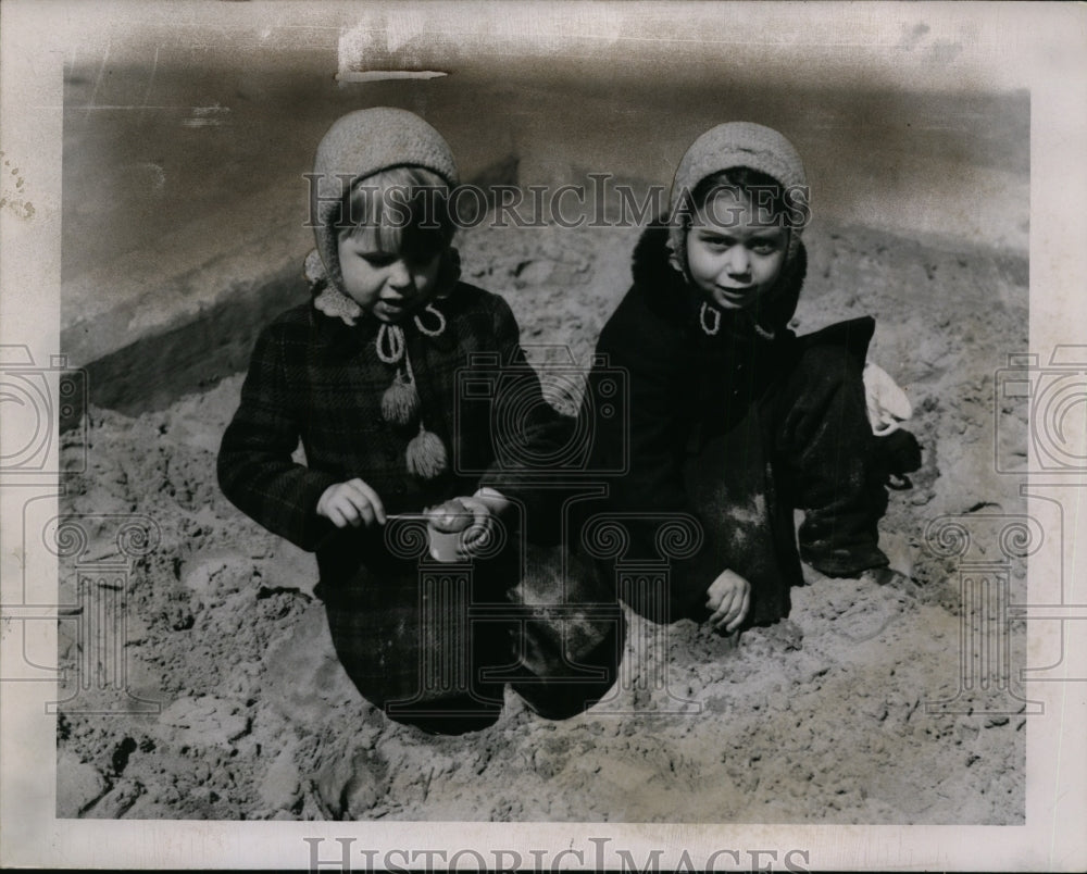 1944 Press Photo Charlotte Kanolinsko and Rita Crisa playing in the sand