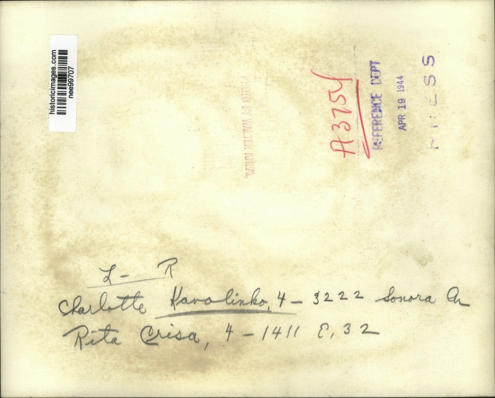 1944 Press Photo Charlotte Kanolinsko and Rita Crisa playing in the sand