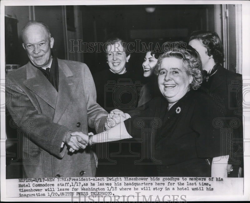 Load image into Gallery viewer, 1953 Press Photo Pres.Dwight Eisenhower farewell to staff of Hotel Commodore
