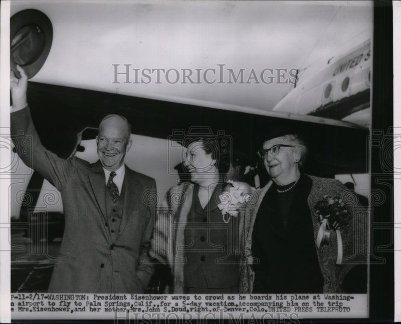 Load image into Gallery viewer, 1954 Press Photo Pres.Eisenhower as he boards his plane at Washington
