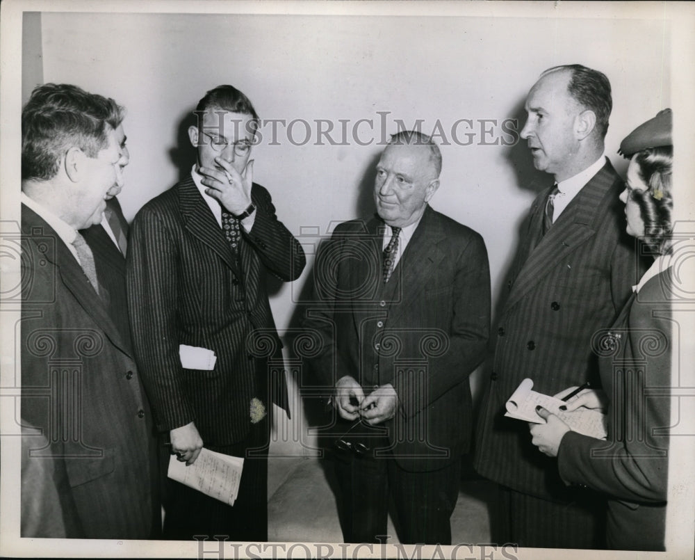 1944 Press Photo Harrison Spangler, Republican Natl.Chairman with Reporters