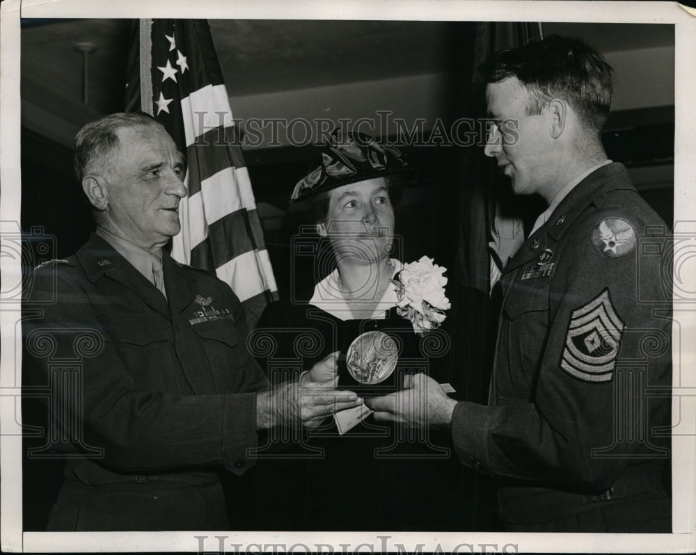 1947 Press Photo General Carl Spaatz Presents Sgt. Lawrence Lambert Cheney Award
