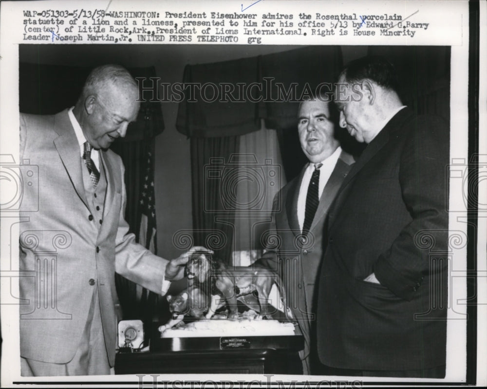 1958 Press Photo President Dwight D. Eisenhower Admires Rosenthal Lion Statue