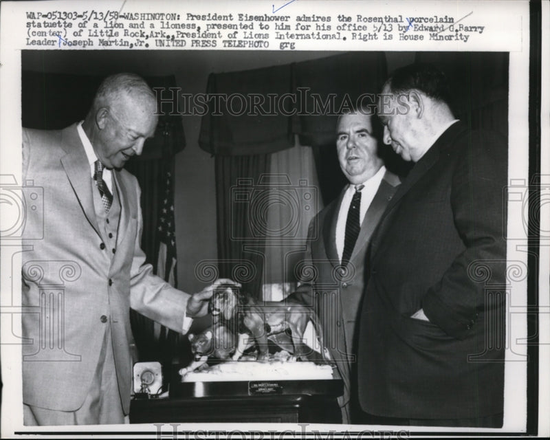Load image into Gallery viewer, 1958 Press Photo President Dwight D. Eisenhower Admires Rosenthal Lion Statue
